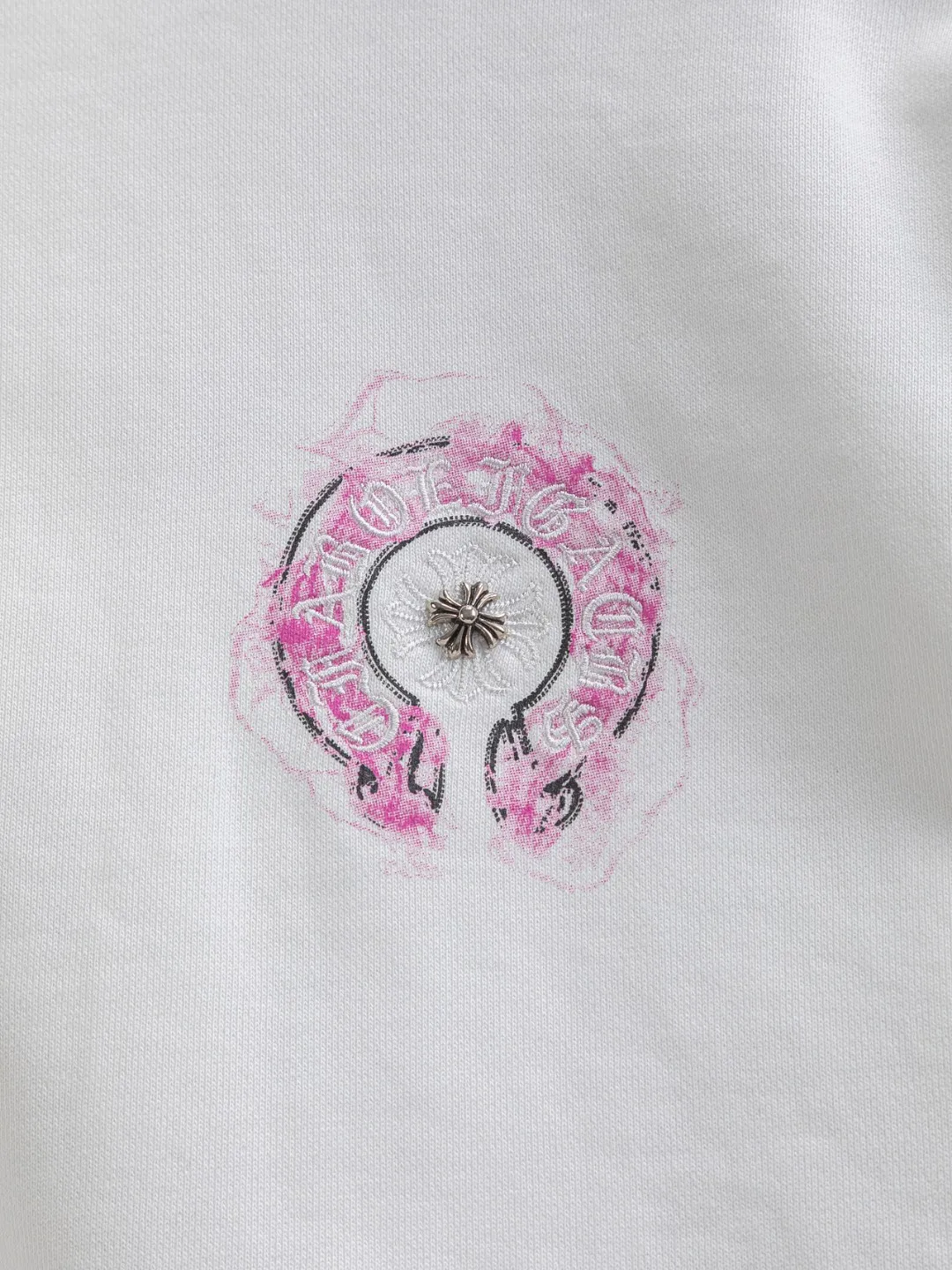 P240 Chrome Hearts CH Cross 25SS Autumn and Winter Sweatshirt Early Autumn Classic Colorful hand-painted horseshoe Sanskrit cross on the chest 🪡 embroidery Large logo on the back hand-painted horseshoe Sanskrit ✝️🪡 embroidery Round neck pullover sweatshirt, hot style coming, a style that both men and women like, same style for men and women, 100% chance of turning heads when you wear it when you go out! It’s all about being handsome. The designer’s classic sense is precisely grasped. The whole piece of clothing is heavy. Industrial washing process. Ready-made garments are dyed + sprayed for a horse effect. The double-wash process is very recognizable. It uses heavy washing to make it distressed. The edges of the patch are slightly rolled and naturally distressed. It has a three-dimensional sense of layering and a little damage. It is very visually lethal. It adheres to Kroxin's consistent rough style. The chest and back are large, and the horseshoe flower printed patch pattern is embroidered and decorated. It is also decorated with silver metal engraved distressed buttons. The classic elements full of brand recognition instantly enhance the overall sense of grade and specification. Its texture is quite high-end! The overall feeling is high-end, simple and elegant, with silver hardware accessories, a full set of customized accessories, and the pattern of the entire dress is all decorated with patchwork three-dimensional embroidery technology, which is the finishing touch of the entire dress. The design on the back is even more eye-catching! ! This full back is so cool, it’s full of design, and the overall upper body style highlights fashion and individuality. Wearing it together as a couple is even more popular on the street. I recommend the early autumn sweatshirt! ! The fabric is a unique 440g 100% cotton, which is skin-friendly, breathable, warm to the touch, firm in texture, and smooth in lines. It can be called a back killer, which has very strict requirements on craftsmanship and cost. The smooth neckline, flat cuffs and hems are large and tightly stitched, tight and orderly, and the details are perfect. The consistent OS version can be worn alone or layered. It is very casual, but very iconic! It is simply the flagship of high-end trendy brands and must be included in your wardrobe. It has the American fashion spirit of freedom and individuality, and is highly recognizable and stylized! Color: Black White Size: S-XL Size chart: S: Shoulder width 51-Bust 56-Length 69 M: Shoulder width 52.5-Bust 58-Length 71 L: Shoulder width 54-Bust 60-Length 73 XL: Shoulder width 55.5-Bust 62-Length 75